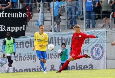 CFC startet mit Remis in die Saison - CFC-Torwart David Wunsch am Ball. Foto: Harry Härtel