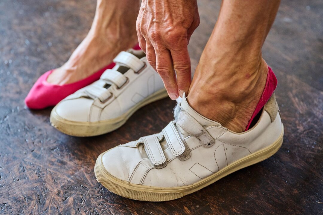 Charcot-Fuß bei Diabetes: Wenn Brüche unbemerkt bleiben - Diabetikerinnen und Diabetiker mit Nervenschäden sollten täglich ihre Füße auf Schwellungen, Rötungen oder andere Veränderungen untersuchen.