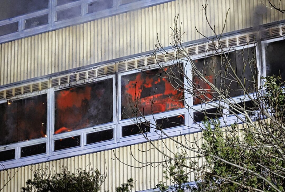 Chemnitz: Brand in einem alten Bürogebäude -  In der Nacht von Sonntag auf Montag wurden gegen 22:45 Uhr Feuerwehr und Polizei auf die Schulstraße gerufen. Foto: ChemPic