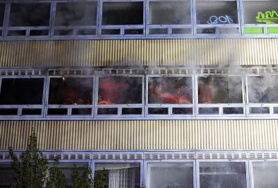 Chemnitz: Brand in einem alten Bürogebäude -  In der Nacht von Sonntag auf Montag wurden gegen 22:45 UhrFeuerwehr und Polizei auf die Schulstraße gerufen. Foto: ChemPic