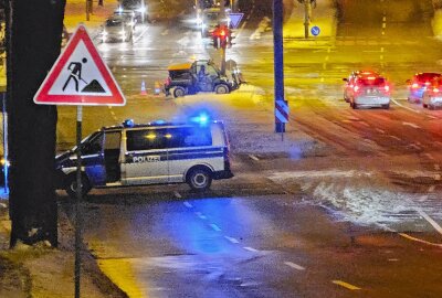 Chemnitz: Person stürzt von Brücke und verletzt sich schwer - Eine Person stürzte in Chemnitz von einer Brücke. Foto: haertelpress