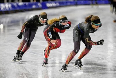Chemnitz trägt Deutsche Meisterschaften der Eisschnelllauf-Junioren aus - Medaillen-Anwärter sind die Tina Hemeltjen (rechts) und Richard Schreiter. Foto: Harry Härtel