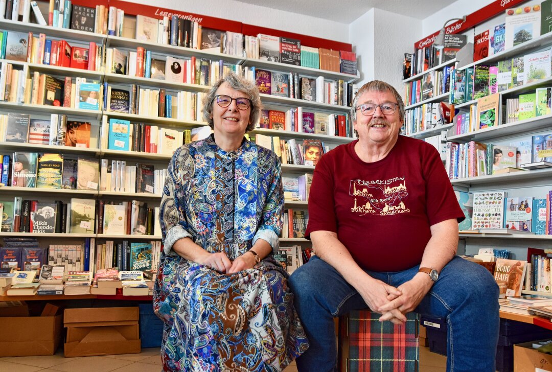 Chemnitzer Familienunternehmen macht im Laden die Lichter aus - Elke und Günther Ebert in ihrer Buchhandlung am Brühl. Sie schließt Ende Juni. Foto: Steffi Hofmann