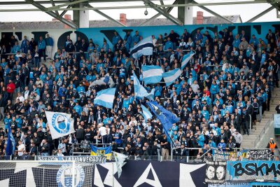 Chemnitzer FC verlässt den letzten Tabellenplatz - CFC-Fans in der Südkurve. Foto: Harry Härtel