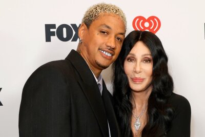 Cher geht nicht mit Männern ihres Alters aus: "Sind inzwischen alle tot" - Glückliches Paar: Musikmanager Alexander Edwards (38) und Cher (77). 