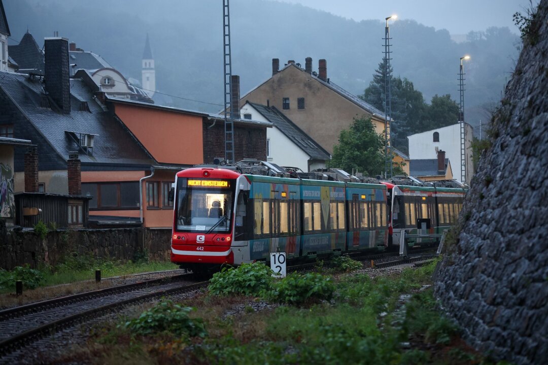 City-Bahn Chemnitz rechnet mit weiteren Streiks - Eine City-Bahn nach Chemnitz steht bei Regen und einsetzender Dunkelheit im Bahnhof.