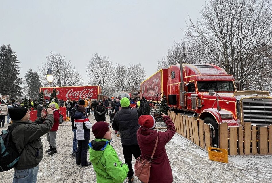 Coca-Cola-Weihnachtstrucks in Kirchberg - Die Coca-Cola-Weihnachtstrucks machen Station auf dem Festplatz in Kirchberg. Foto: Ralf Wendland