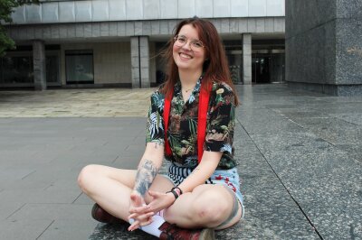 Constanze (27) aus Chemnitz: "Ich nehme jeden Abend Kurt Cobain mit ins Bett" - Constanze (27) aus Chemnitz liebt Musik und Filme und hat viele Tattoos darauf bezogen.