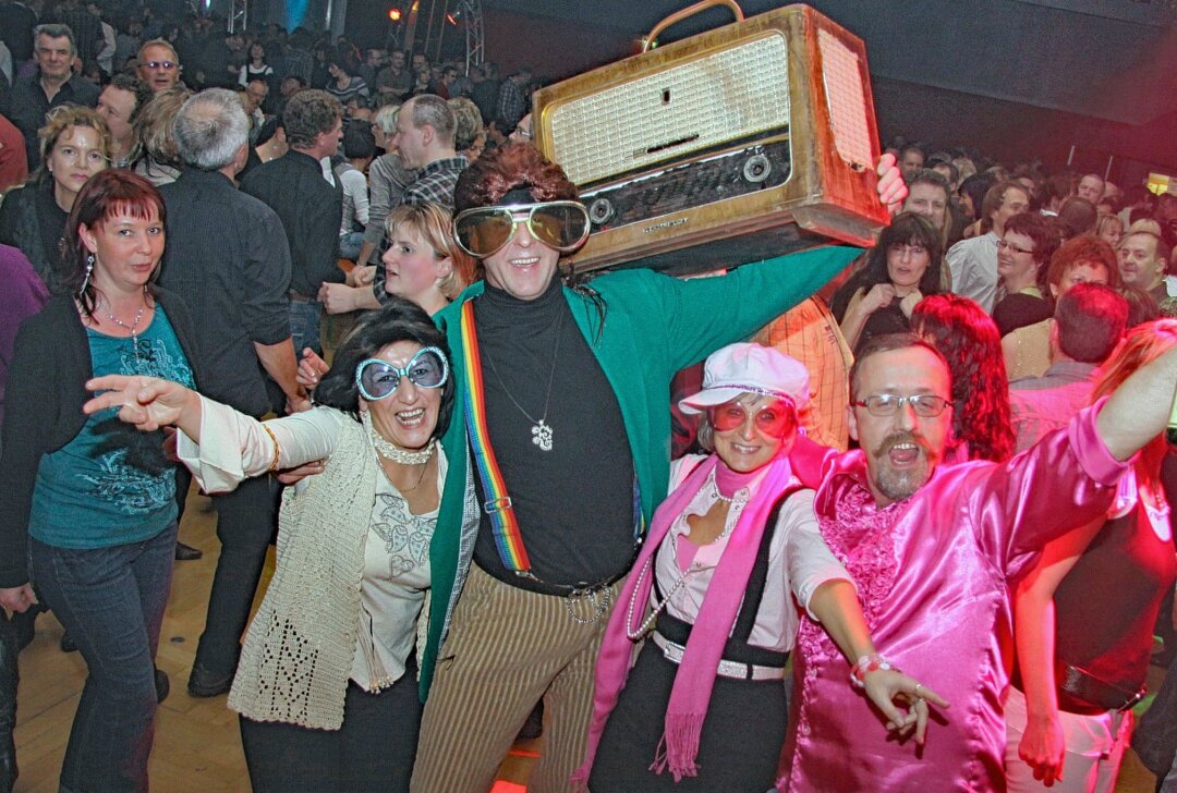 Countdown läuft:  Disko-Oldie-Party in der Plauener Festhalle - In den zurückliegenden Jahren feierten die Oldie-Fans in der Festhalle ausgelassen Kulthits aus vergangenen Musikjahrzehnten. Foto: Thomas Voigt/Archiv
