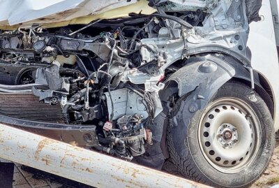 Crash: Auto kollidiert mit Straßenbahn - Ein Auto kollidierte mit einer Straßenbahn. Foto: Harry Härtel/haertelpress