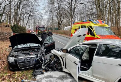 Crash in Schwarzenberg fordert zwei Schwerverletzte - Auf der Schneeberger Straße in Schwarzenberg kam es zu einem Crash, bei dem sich zwei Personen verletzten. Foto: Daniel Unger