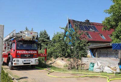 Dachstuhl in Dippoldiswalde steht in Flammen - In Dippoldiswalde brannte heute der Dachstuhl eines Einfamilienhauses. Foto: Roland Halkasch