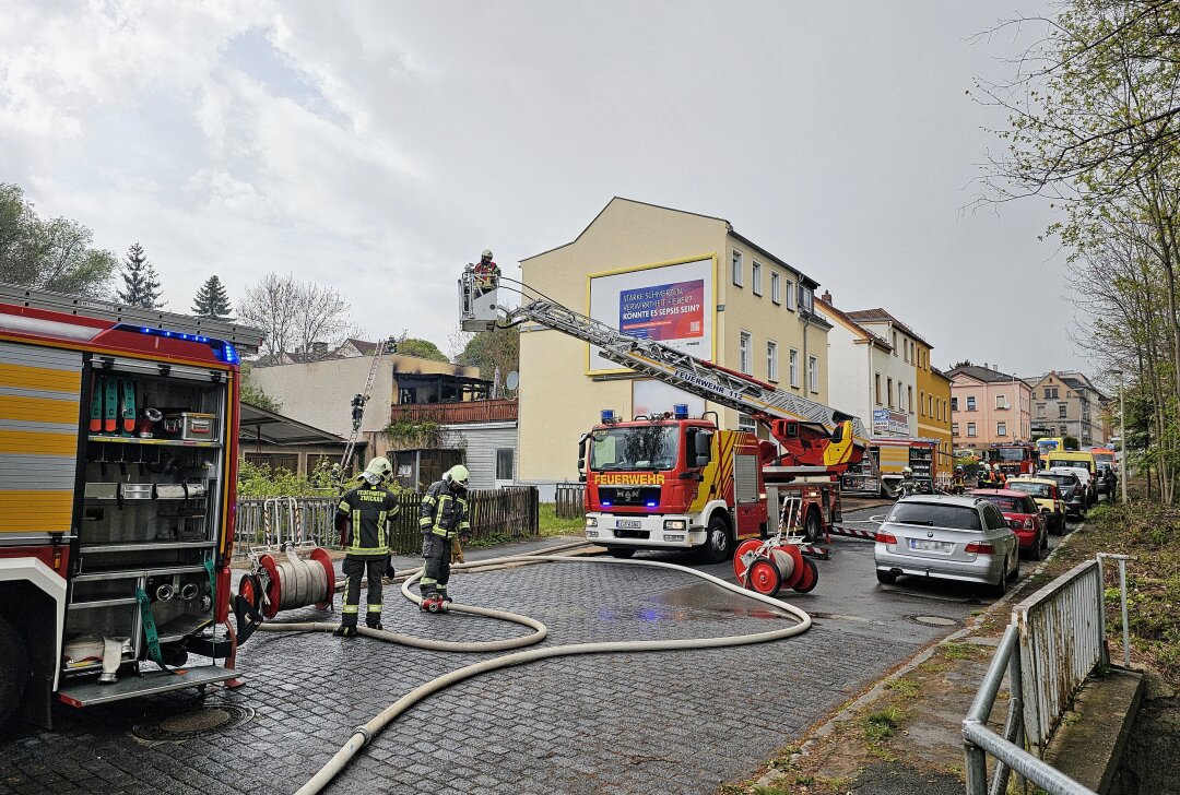 Dachterasse steht in Vollbrand - Eine Dachterrasse steht vollständig in Brand. Foto: Mike Müller