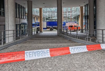 Dämmmaterial zwischen zwei Gebäuden gerät in Brand: Alle Personen evakuiert - In Leipzig kam es zu einem Brand zwischen zwei Bürogebäuden. Foto: Christian Grube