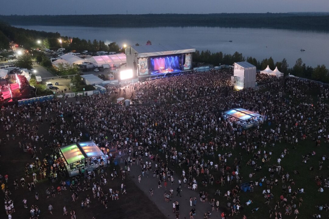 Das bietet die Festival-Saison 2024 in Sachsen - Besucherinnen und Besucher des Rock- und Popfestival Highfield stehen vor einer der Bühnen.