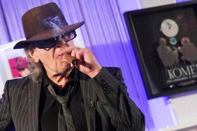 Das neue Alt-und-Jung-Phänomen im Pop - Udo Lindenberg rauchend bei Platin-Auszeichnung für den Song "Komet". Sein Nummer-Eins-Lied "Komet" zusammen mit Apache 207 ist ein Beispiel für Kooperationen von älteren mit jüngeren Künstlern.
