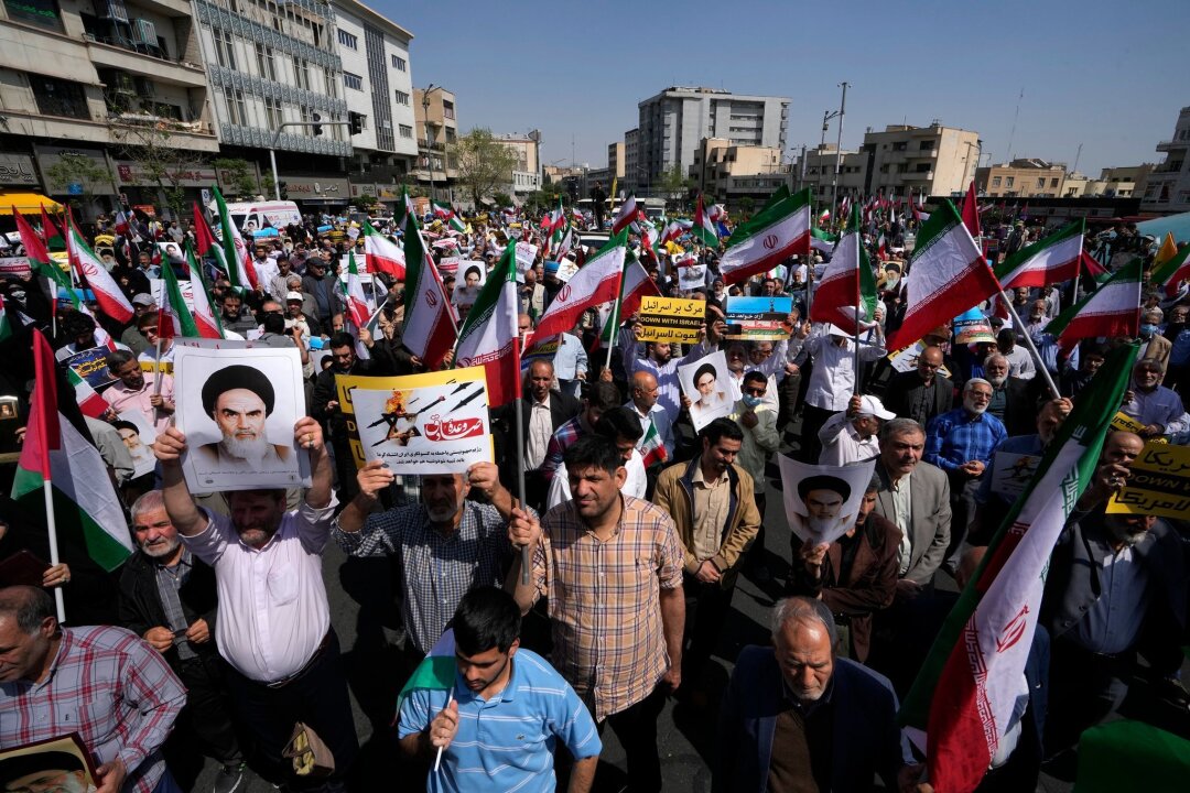Deeskalation: Iran wiegelt nach Angriff Israels ab - Iranische Gläubige nehmen an einer anti-israelischen Versammlung in Teheran teil.