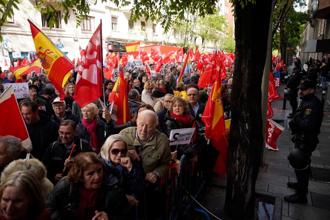 Demonstration in Madrid für Verbleib von Sánchez im Amt - Gegen einen möglichen Rücktritt: Anhänger des spanischen Ministerpräsidenten Pedro Sánchez versammeln sich während einer Demonstration vor der Parteizentrale der PSOE.