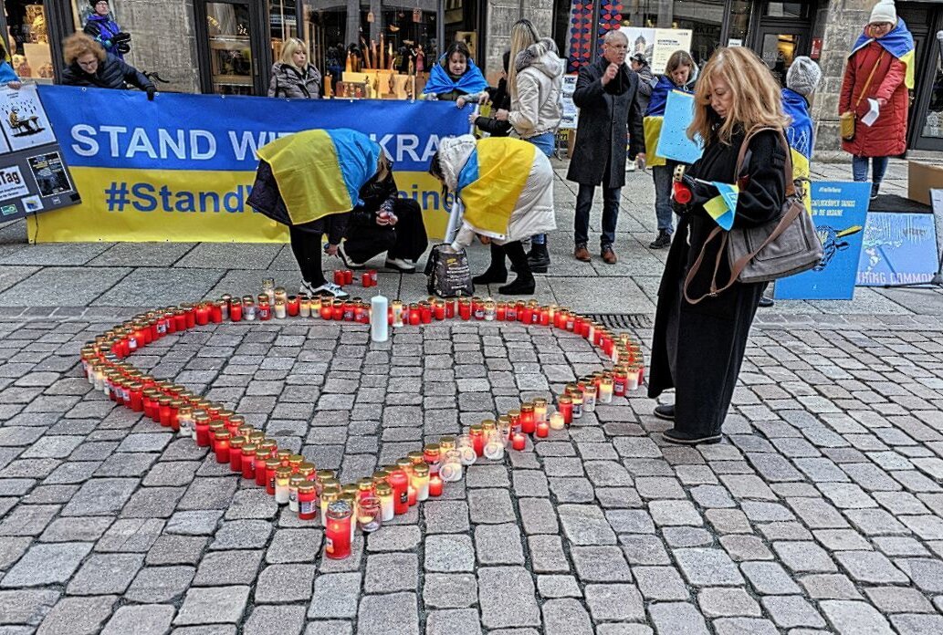 Demonstration zum 2. Jahrestag des Angriffs auf die Ukraine - Demonstration vor dem Chemnitzer Rathaus zum 2. Jahrestag. Foto: Harry Härtel