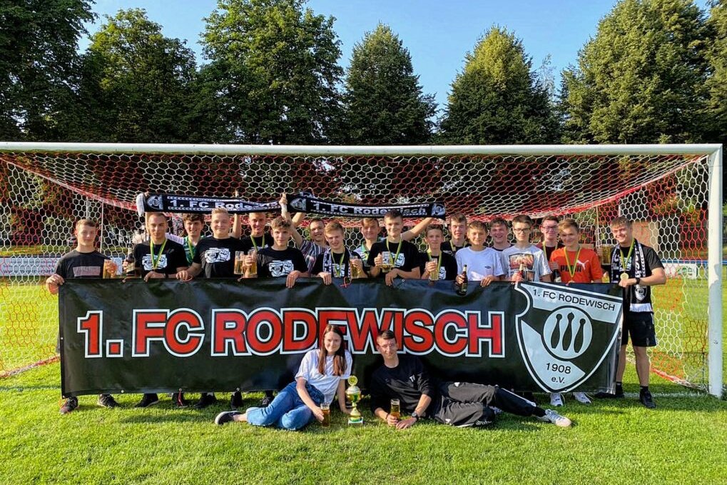 Der 1. FC Rodewisch startet jetzt endlich wieder voll durch - Die B-Junioren vom 1. FC Rodewisch haben den Vogtlandpokal erobert. Foto: privat