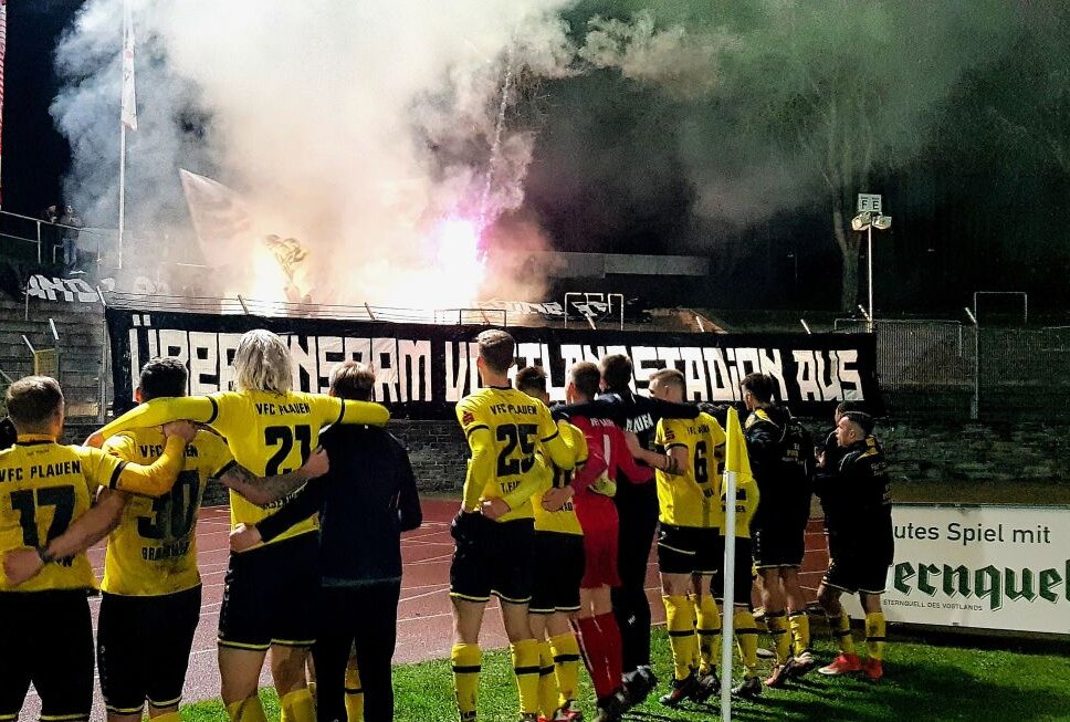 Der VFC Plauen bleibt Tabellenführer - Mit einem Feuerwerk feierten die VFC-Fans am Freitagabend den 2:0-Sieg der Plauener gegen Inter Leipzig. Foto: Karsten Repert