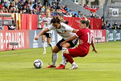 Deutsche Nationalelf siegt mit 5:1 gegen Serbien - Lena Oberdorf (li.) und Jelena Cankovic im Kampf um den Ball. Foto: Harry Härtel/Haertelpress