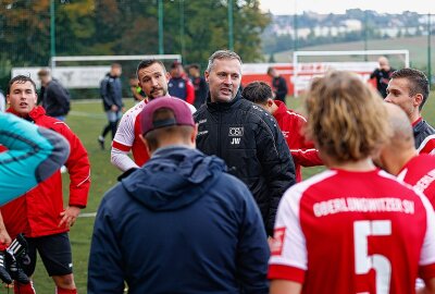 Die Derbys in Oberlungwitz und Limbach-Oberfrohna waren spannend - Erleichterung bei OSV-Trainer John Weise nach dem Spiel. Foto: Markus Pfeifer
