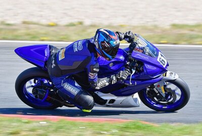 Die MotoGP weiter im Blick - Albert Prasse greift wieder im Yamaha R3 bLUcRU Cup an. Foto: Thorsten Horn