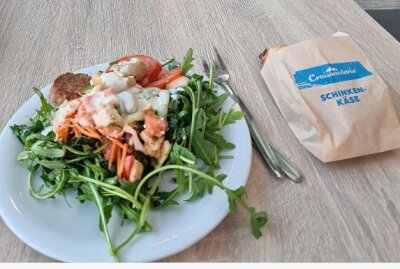 Die neue Cafeteria der TU Chemnitz macht vieles richtig - Dabei kann man sich den Salat nach belieben selbst zusammenstellen. Foto: Jonah Eichler