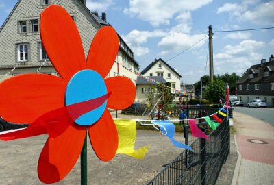 Die Party kann beginnen: Gelenau für 750-Jahr-Feier gerüstet - Natürlich wurden auch Schule, Kitas und Hort bunt geschmückt. Foto: Andreas Bauer
