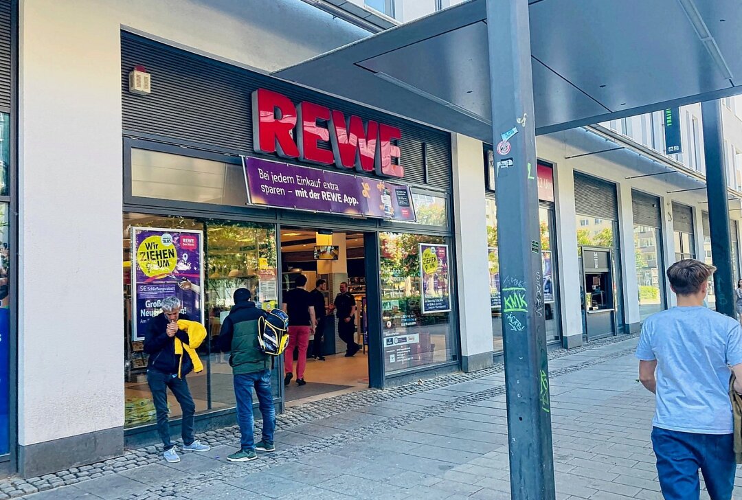 Dieses Geschäft in der Chemnitzer City  ist am Samstag Geschichte - Der Rewe in der Chemnitzer Innenstadt schließt am Samstag. Foto: Steffi Hofmann
