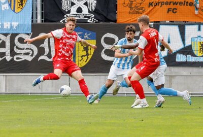 Doppelter Bozic beschert dem CFC gegen Zwickau frohe Ostern - Kampf um den Ball. .Foto: Harry Härtel