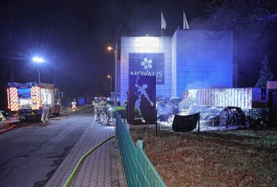Drei Autos stehen auf Hotelparkplatz in Flammen -  Die Polizei ermittelt zur Brandursache. Foto. Roland Halkasch