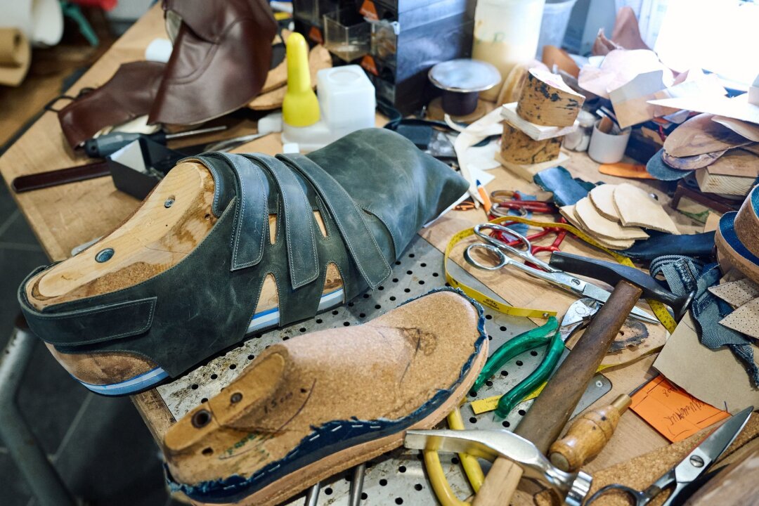 Drei Paar Riesenlatschen für Venezuela - Die Schuhmacherwerkstatt von Georg Wessel in Vreden versorgt Jeison Rodriguez und andere Riesenwüchsige seit vielen Jahrzehnten mit passendem Schuhwerk.