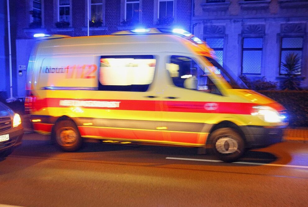 Drei Personen verletzt: PKW überschlägt sich - Die drei Verletzten wurden ambulant behandelt. Symbolbild: Harry Härtel/Haertelpress