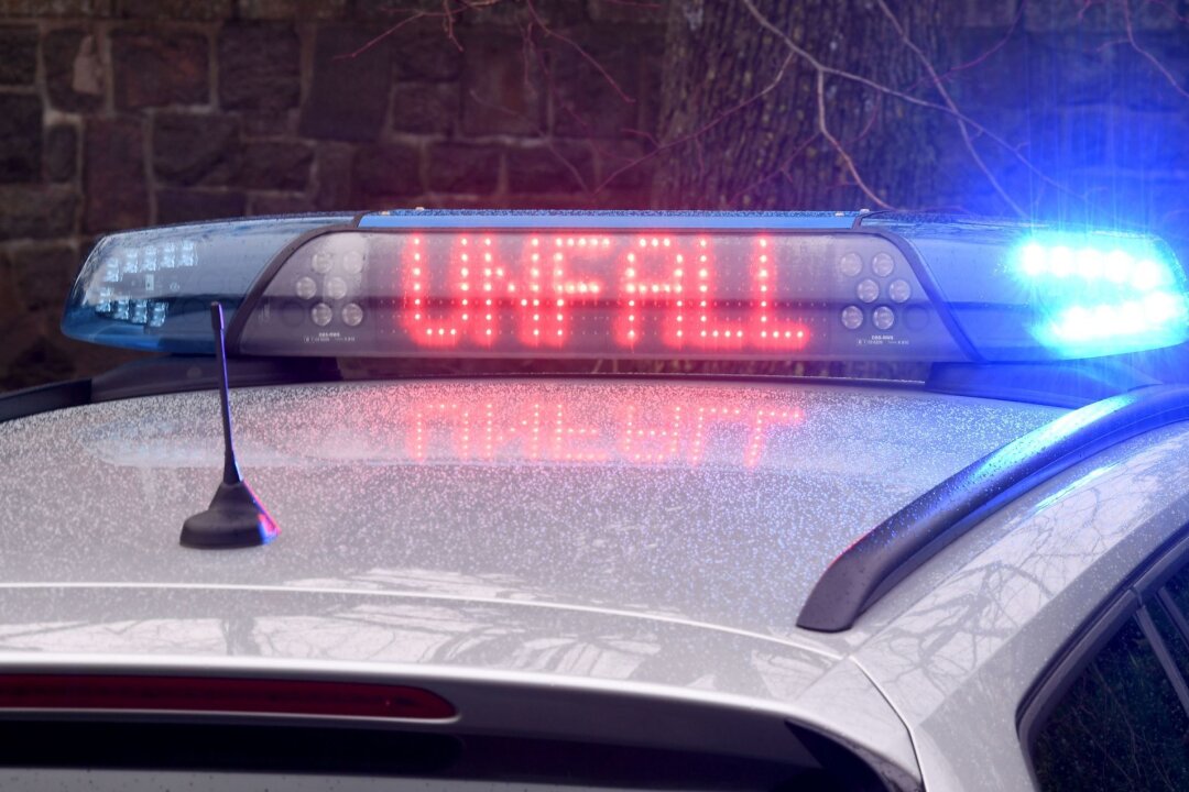 Drei Schwerverletzte bei Autounfällen im Vogtlandkreis - Die Leuchtschrift "Unfall" auf dem Dach eines Polizeiwagens.