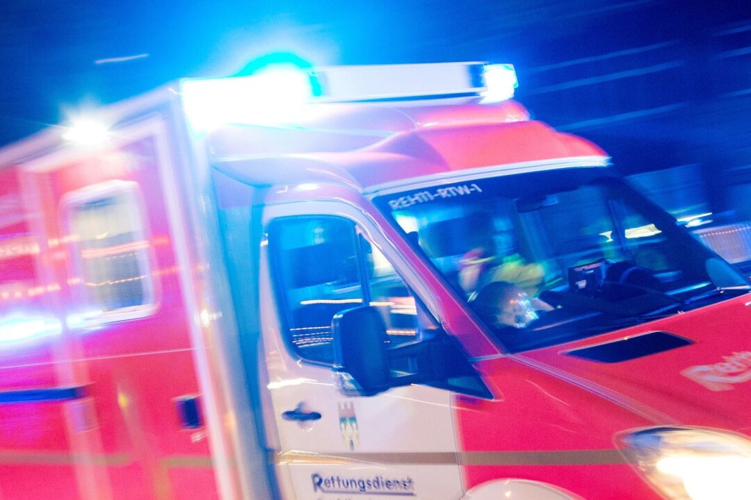 Drei Schwerverletzte unter fünf Geschädigten bei Kreuzungscrash - Ein Rettungswagen fährt mit Blaulicht zu einem Einsatz.