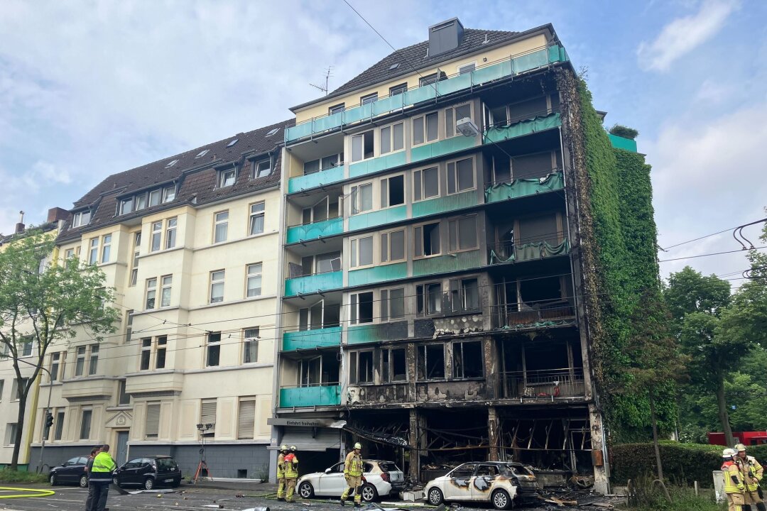 Drei Tote bei Brand in Düsseldorf - Das Haus, in dem der Brand wütete, in Düsseldorf-Flingern. Auf der Straße liegen Trümmer.
