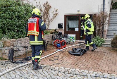 Drei Verletzte bei Kellerbrand in Schwarzenberg - Feuerwehrleute bekämpfen das Feuer. Foto: Niko Mutschmann