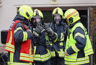 Drei Verletzte bei Kellerbrand in Schwarzenberg - Feuerwehrleute planen das Vorgehen. Foto: Niko Mutschmann