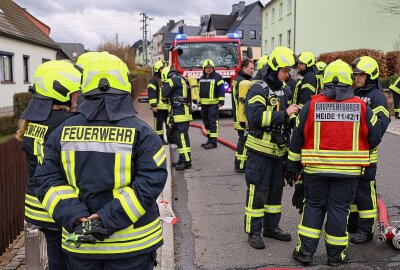Drei Verletzte bei Kellerbrand in Schwarzenberg - 40 Feuerwehrleute sind im Einsatz. Foto: Niko Mutschmann