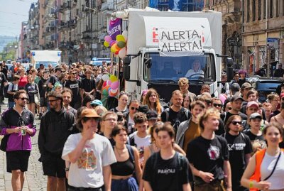Dresden tanzt in den großen Demo-Samstag - Hunderte junge Menschen wollen mit einer sechsstündigen, bunten Tanzdemo ein Zeichen für Vielfalt und gegen Rechts setzen. Foto: xcitepress/Finn Becker