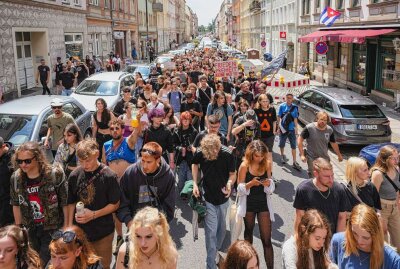 Dresden tanzt in den großen Demo-Samstag - Hunderte junge Menschen wollen mit einer sechsstündigen, bunten Tanzdemo ein Zeichen für Vielfalt und gegen Rechts setzen. Foto: xcitepress/Finn Becker