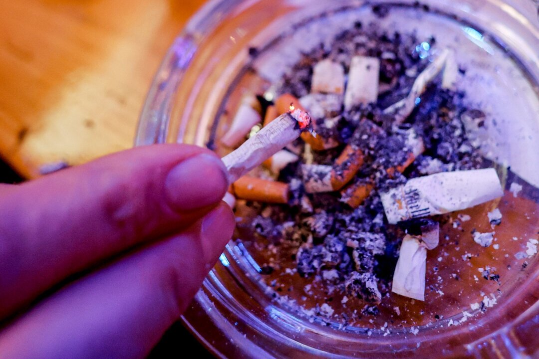 Drogenbeauftragter für härteren Kurs gegen das Rauchen - Jedes Jahr sterben nach in Deutschland rund 127.000 Menschen infolge des Rauchens.