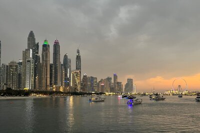 Dubai: Die Stadt der Superlative und ich mittendrin - Abendliche Yacht-Tour entlang der Dubai Marina. Foto: Hermine Möckel