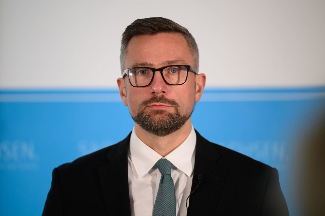 Dulig: Beschäftigte verdienen "gute Arbeitsbedingungen" - Martin Dulig (SPD), Wirtschaftsminister von Sachsen, gibt im Wirtschaftsministerium eine Erklärung ab.