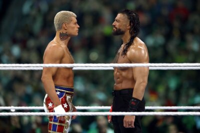 Dwayne "The Rock" Johnson: "WrestleMania"-Comeback endet mit Paukenschlag - Im Hauptkampf von "WrestleMania 40" trat Cody Rhodes (links) gegen Roman Reigns an. Rhodes siegte und ist nun der neue "Universal Champion".