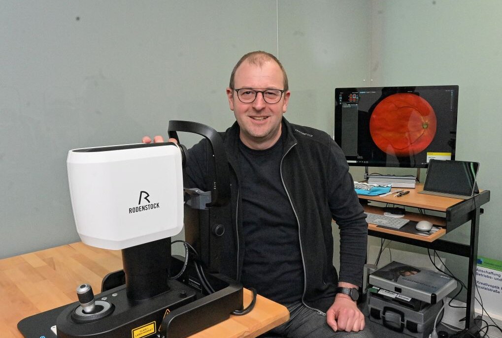 EasyScan bei Optiker in Auerbach möglich - Holger Zöbisch am EasyScan-Gerät. Foto: Ralf Wendland