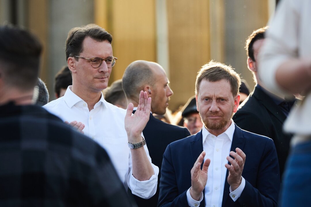 Ecke meldet sich aus Klinik: "Überwältigt von Anteilnahme" - Hendrik Wüst (l, CDU), Ministerpräsident NRW, und Michael Kretschmer (CDU), Ministerpräsident Sachsen, nehmen nach dem Angriff auf den SPD-Europaabgeordneten Ecke vor dem Brandenburger Tor an einer Solidaritätskundgebung teil.