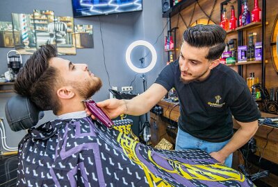 Eigener Salon: Kriegsgeflüchteter aus Syrien erfüllt sich Lebenstraum der Selbständigkeit - Ein trockener Haarschnitt mit Styling kostet 17 Euro, mit Waschen 22 Euro. Foto: ERZ-Foto/Georg Ulrich Dostmann
